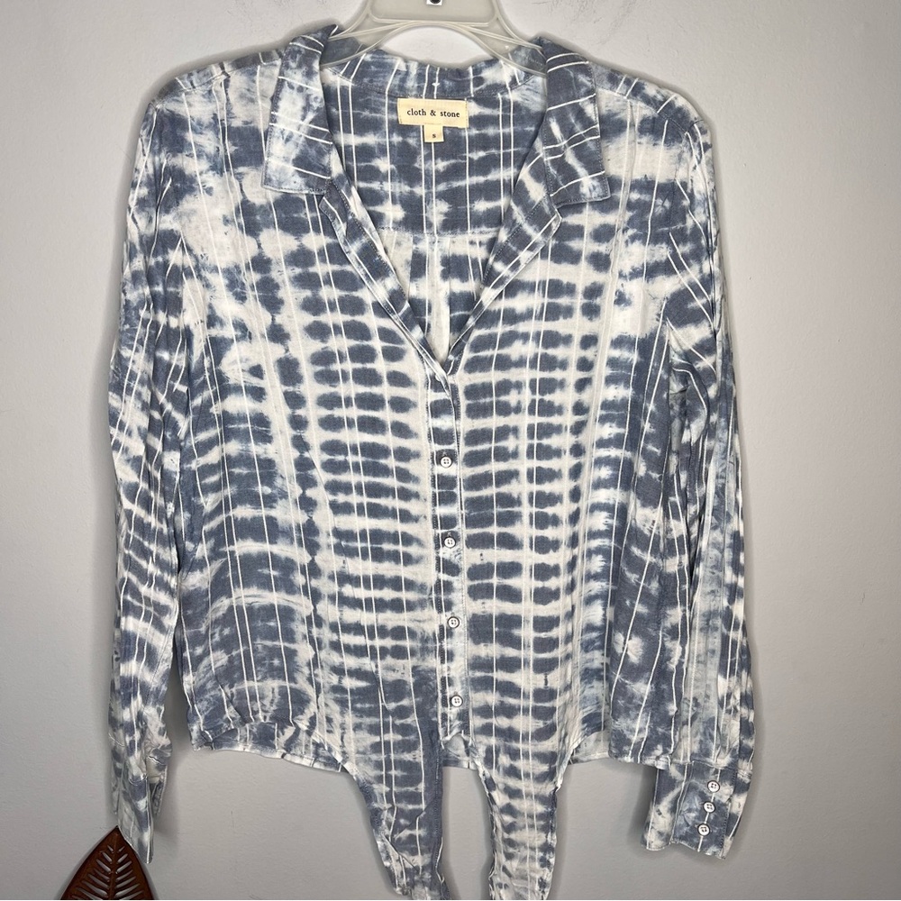 Anthropologie Cloth & Stone Chambray Tie Dye Button Down Tie‎ Front Shirt